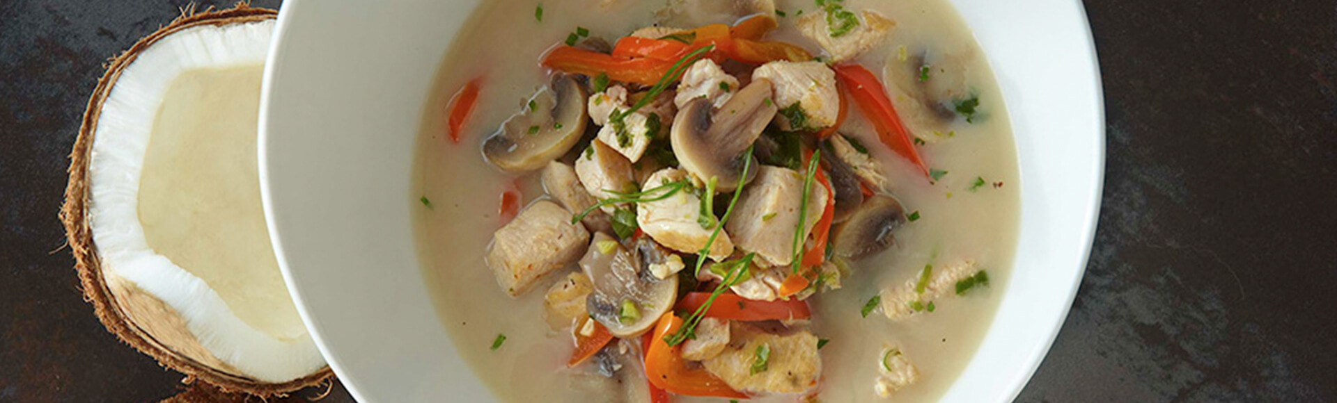 sopa-de-pollo-en-leche-de-coco